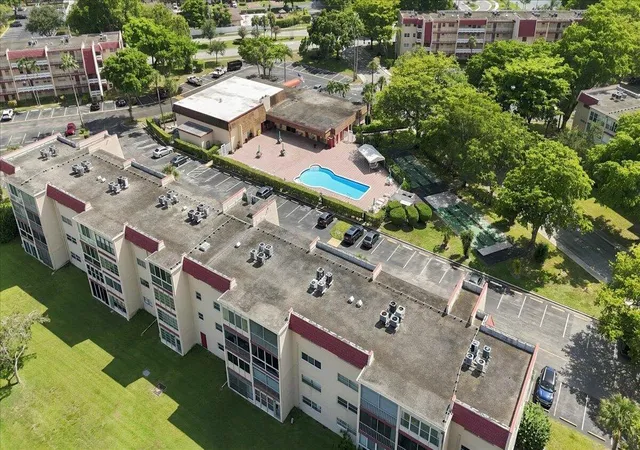 Listing Photo 5 - Condo for sale in building located at 1050 Country Clb Dr, Margate, FL 33063 - Unit #306