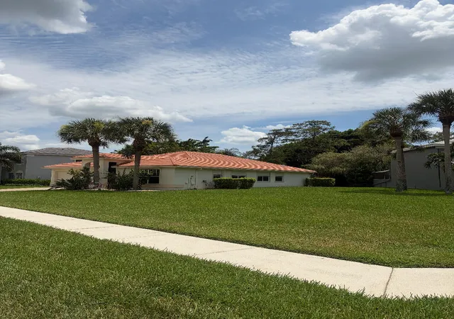 Photo 2 of Sale Pending at 1551 S Club Dr, Wellington, FL 33414 | MLS# B26065239 | Listing updated on 2026-09-20