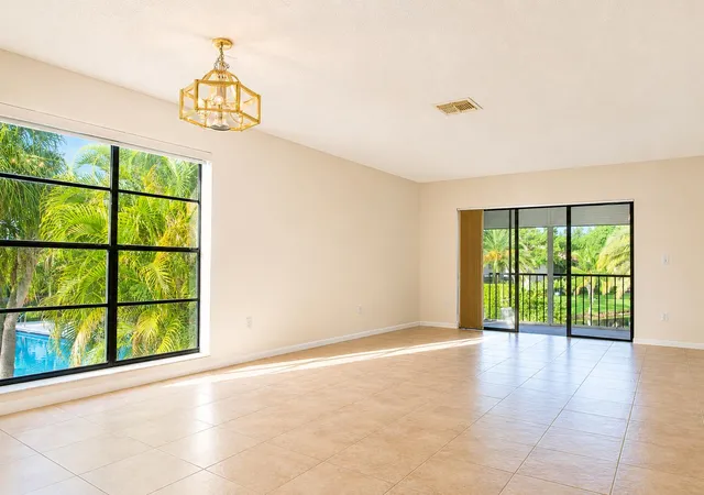 Listing Photo 4 - Condo for sale in building located at 9307 Vis Del Lago, Boca Raton, FL 33428 - Unit #17B