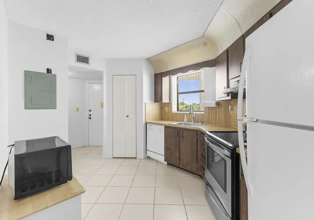 Listing Photo 4 - Condo for sale in building located at 6555 W Broward Blvd, Plantation, FL 33317 - Unit #409