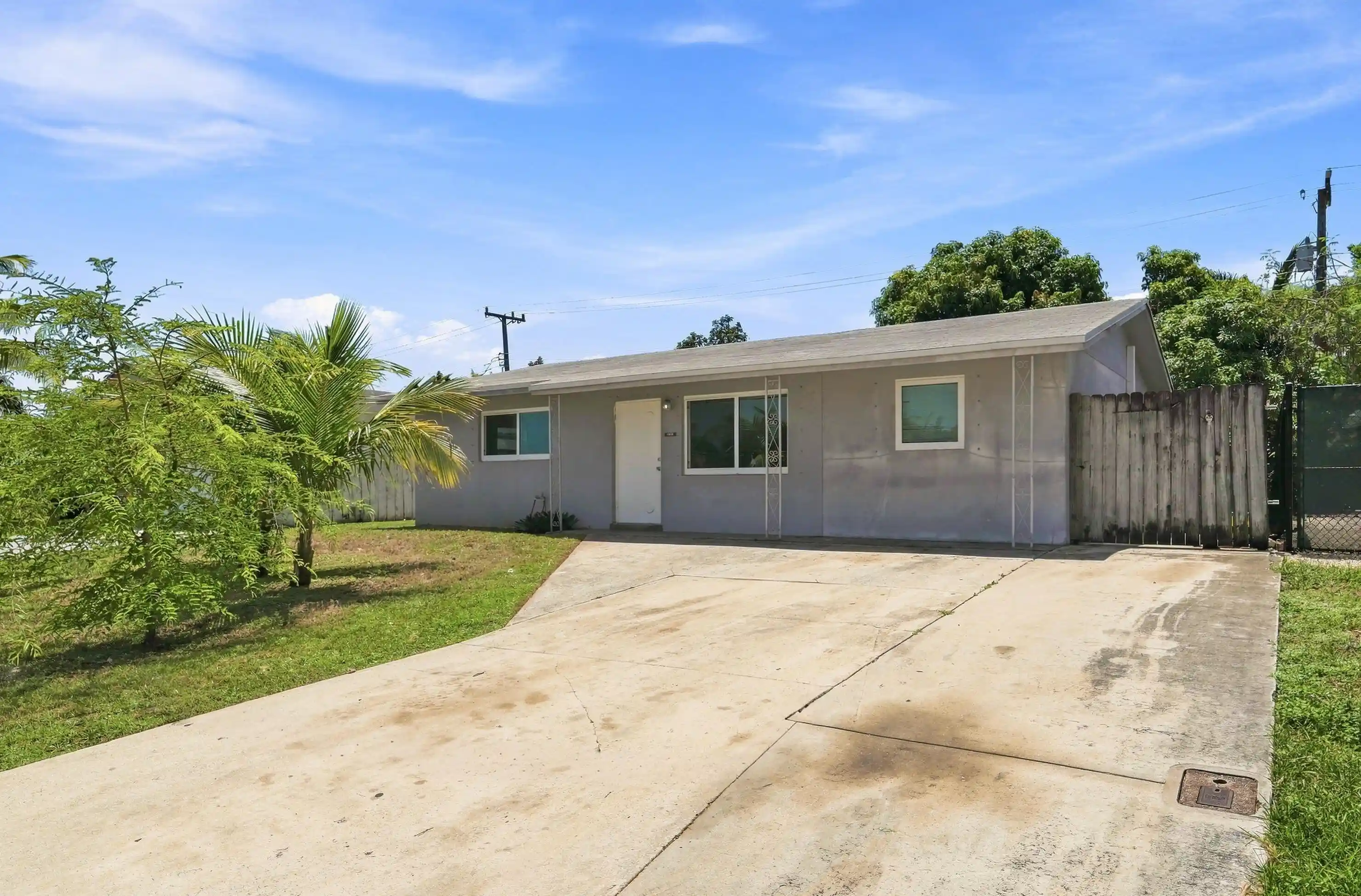 Single family home for sale at 1010 Pinetree Dr, Lake Worth, FL 33462 | MLS# B26065617