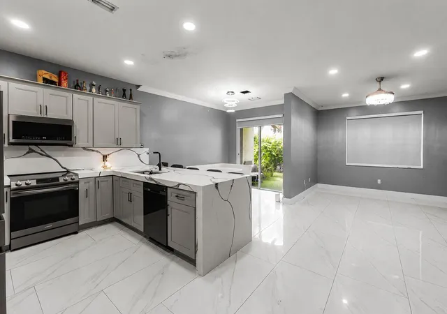 Photo 2 of Townhouse for sale at 6119 Seminole Gdns Cir, Riviera Beach, FL 33418 | MLS# B26065828 | Listing updated on 2026-10-08