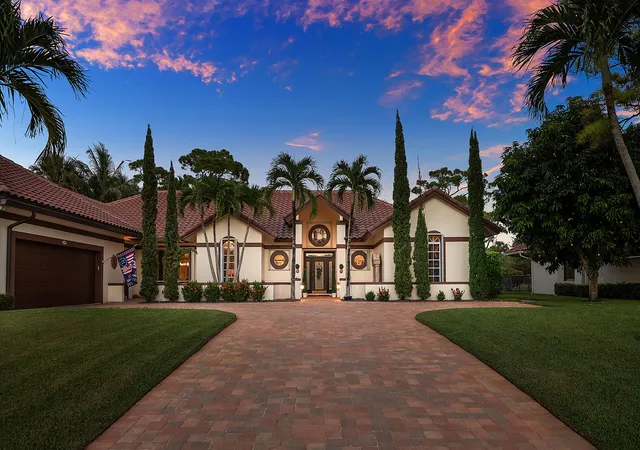 Photo 1 of Sale Pending at 586 N Country Clb Dr, Lake Worth, FL 33462 | MLS# B26065855 | Listing updated on 2026-10-01