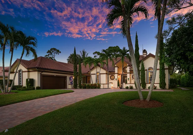 Photo 2 of Sale Pending at 586 N Country Clb Dr, Lake Worth, FL 33462 | MLS# B26065855 | Listing updated on 2026-10-01