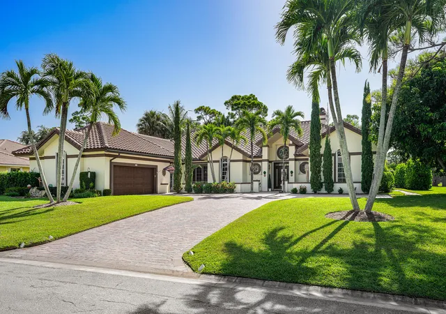 Photo 3 of Sale Pending at 586 N Country Clb Dr, Lake Worth, FL 33462 | MLS# B26065855 | Listing updated on 2026-10-01