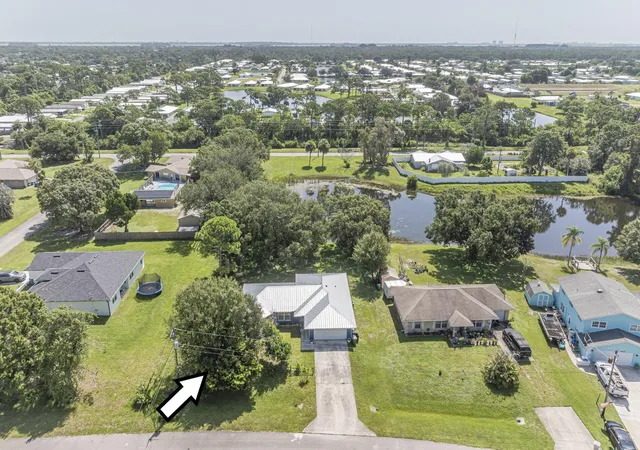 Photo 1 of Single family home for sale at 6704 Hulda Dr, Fort Pierce, FL 34951 | MLS# B26065972 | Listing updated on 2026-09-30