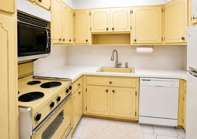 Photo 2 of Condo for sale at 4330 Hillcrest Dr #602, Hollywood, FL 33021 | MLS# B26066118 | Listing updated on 2026-09-23