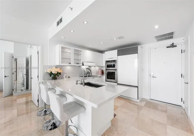 Listing Photo 4 - Condo for sale in building located at 6799 Collins Ave, Miami Beach, FL 33141 - Unit #804