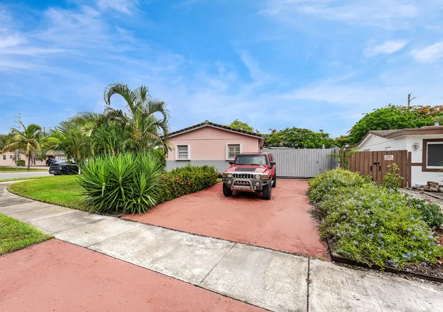Photo 3 of Single family home for sale at 1010 Sw 6th Avenue, Deerfield Beach, FL 33441 | MLS# B26066250 | Listing updated on 2026-09-23