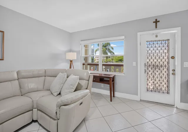 Listing Photo 5 - Condo for sale in building located at 236 Preston Wy, Boca Raton, FL 33434 - Unit #f