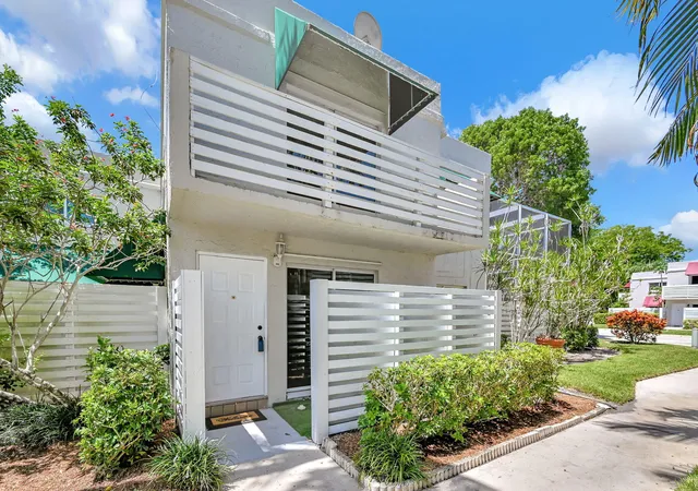 Photo 2 of Townhouse for sale at 544 Nw 98th Avenue, Plantation, FL 33324 | MLS# B26066745 | Listing updated on 2026-10-06