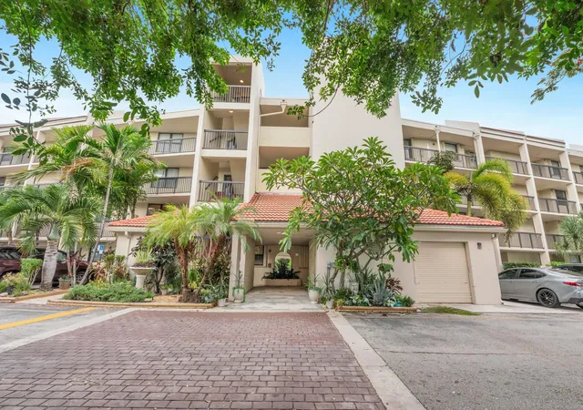 Photo 2 of Condo for sale at 116 Lake Emerald Dr #101, Oakland Park, FL 33309 | MLS# B26066985 | Listing updated on 2026-10-09