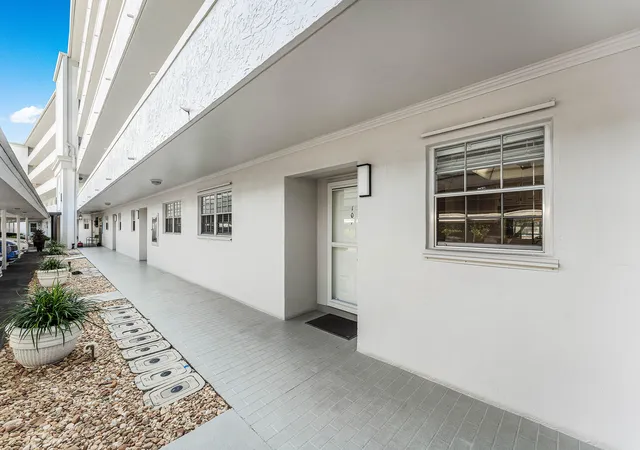 Listing Photo 4 - Condo for sale in building located at 250 John F Kennedy Dr, Lake Worth Beach, FL 33462 - Unit #107