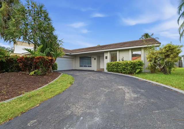 Photo 3 of Single family home for sale at 613 Sea Turtle Wy, Plantation, FL 33324 | MLS# B26067187 | Listing updated on 2026-10-02