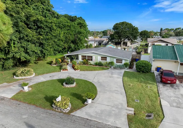 Photo 3 of Single family home for sale at 2330 Se Madison St, Stuart, FL 34997 | MLS# B26067426 | Listing updated on 2026-10-09