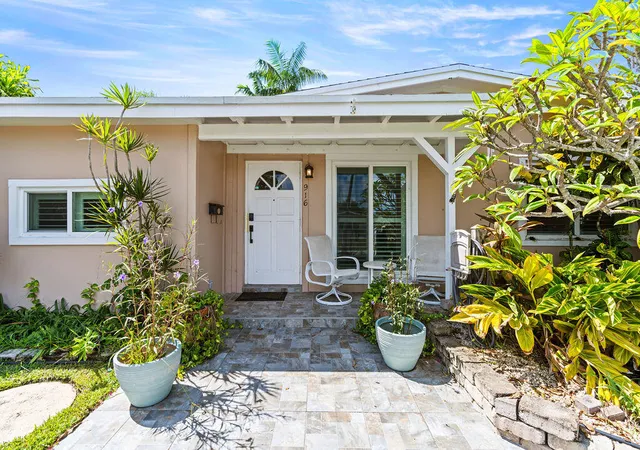 Photo 2 of Single family home for sale at 916 W Duval St, Lantana, FL 33462 | MLS# B26067441 | Listing updated on 2026-09-29