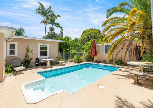 Photo 3 of Single family home for sale at 916 W Duval St, Lantana, FL 33462 | MLS# B26067441 | Listing updated on 2026-09-29