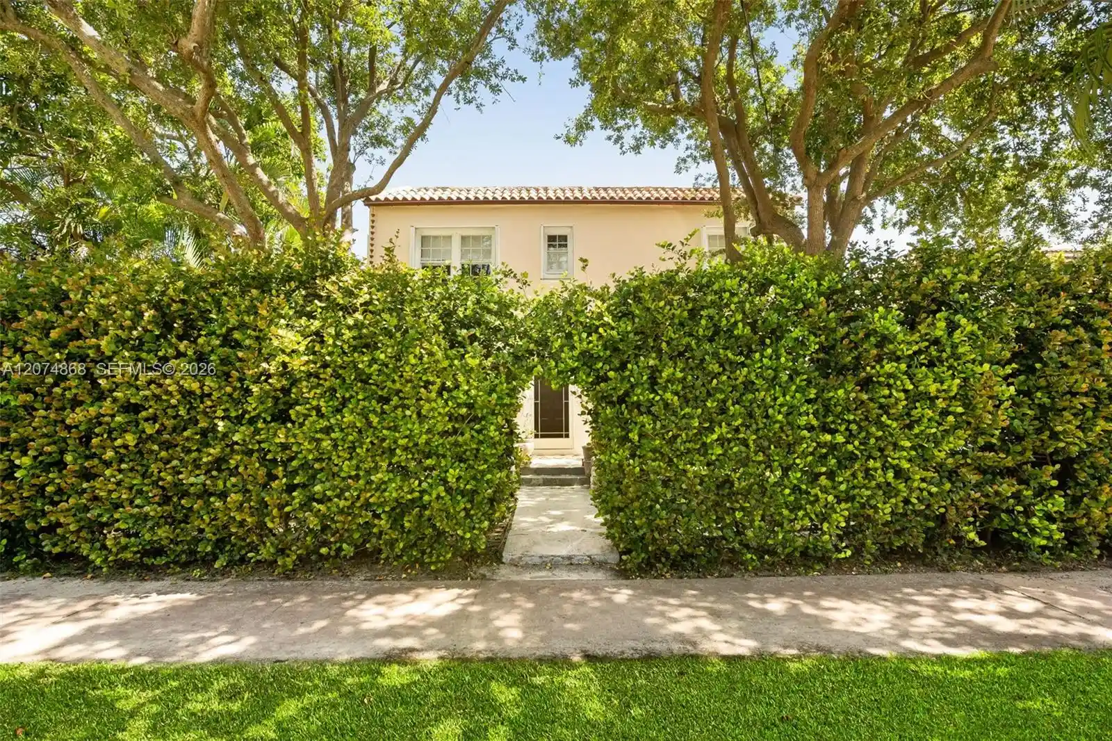 Photo 1 of Single family home for sale at 524 W 47th St, Miami Beach, FL 33140 | MLS# A12074868 | Listing updated on 2026-10-22