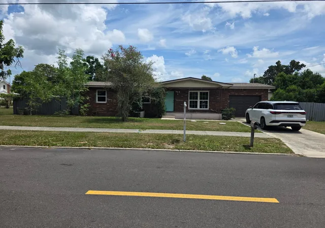 Photo 1 of Single family home for sale at 215 S Florida Ave, Avon Park, FL 33825 | MLS# B26067721 | Listing updated on 2026-10-02