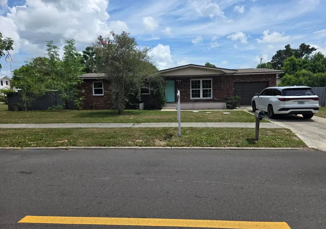 Photo 2 of Single family home for sale at 215 S Florida Ave, Avon Park, FL 33825 | MLS# B26067721 | Listing updated on 2026-10-02