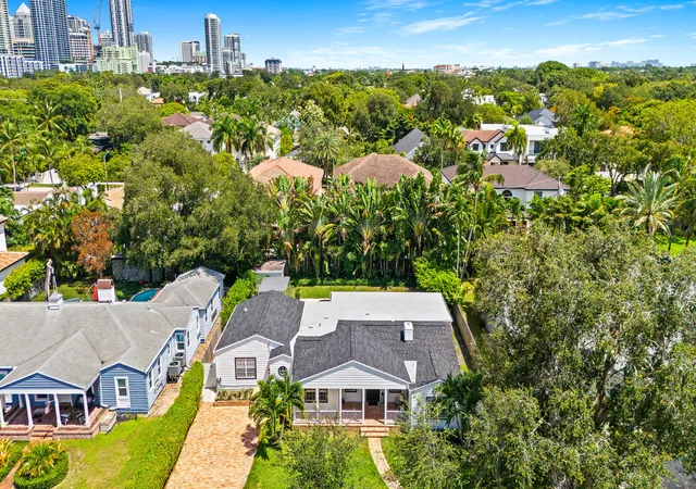 Photo 2 of Single family home for sale at 1001 Se 10th St, Fort Lauderdale, FL 33316 | MLS# B26067760 | Listing updated on 2026-10-09