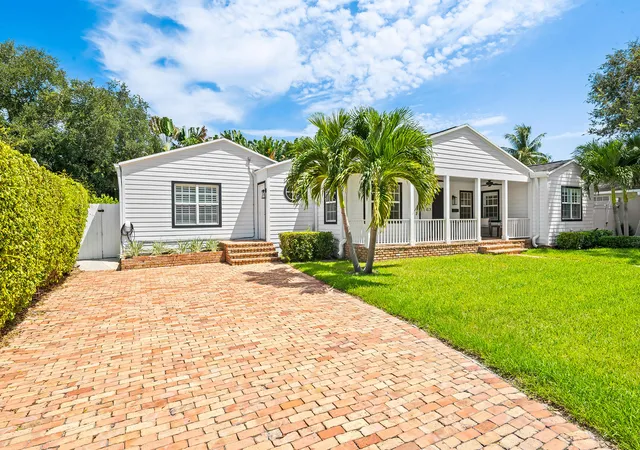 Photo 3 of Single family home for sale at 1001 Se 10th St, Fort Lauderdale, FL 33316 | MLS# B26067760 | Listing updated on 2026-10-09