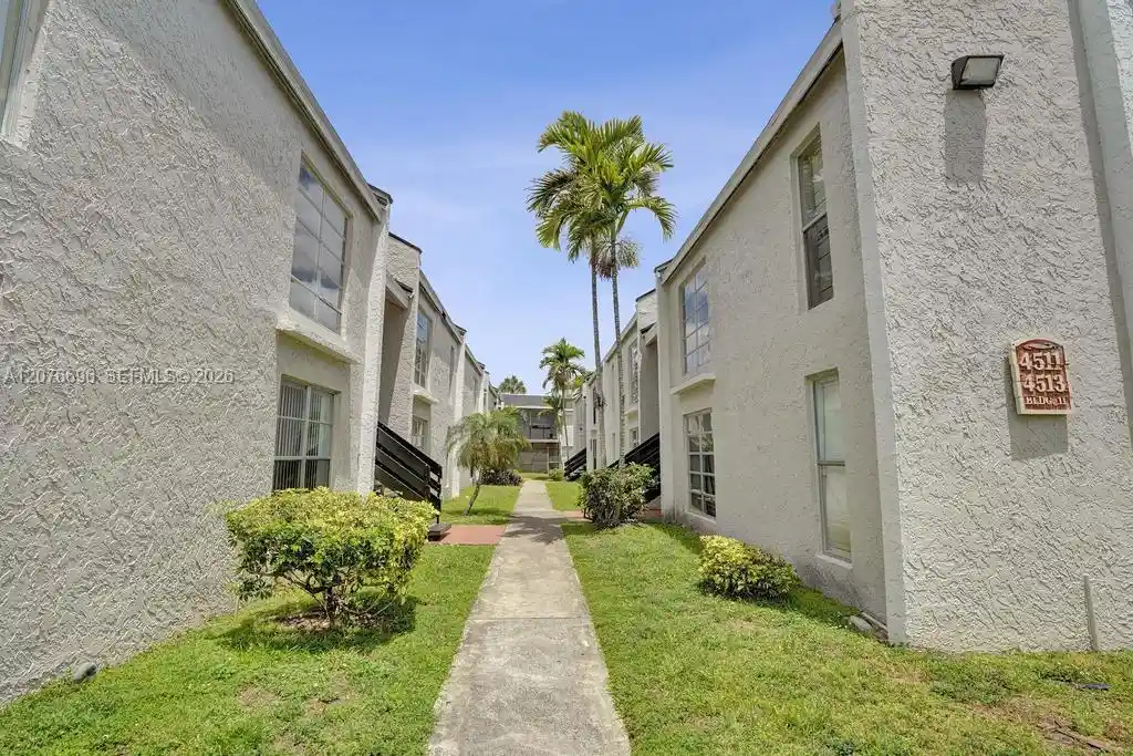 Listing Photo 1 - Condo for sale in building located at 4511 Treehouse Ln, Tamarac, FL 33319 - Unit #B