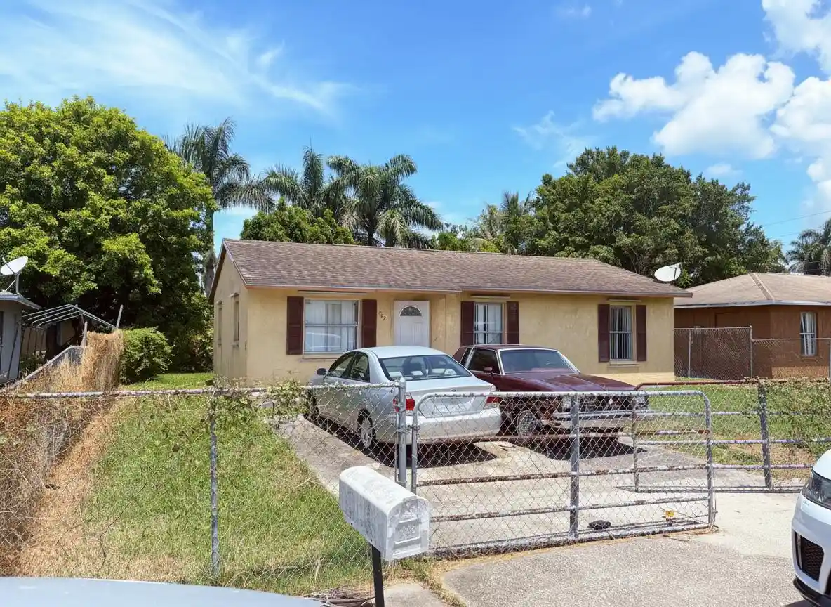Single family home for sale at 307 Seminole Ct, Pahokee, FL 33476 | MLS# B26068030