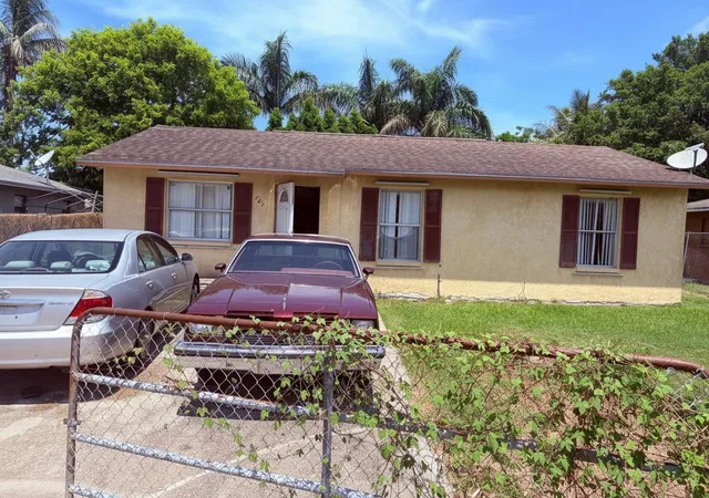 Photo 1 of Single family home for sale at 307 Seminole Ct, Pahokee, FL 33476 | MLS# B26068030 | Listing updated on 2026-10-01