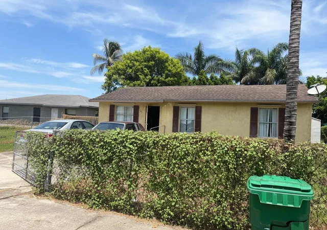 Photo 2 of Single family home for sale at 307 Seminole Ct, Pahokee, FL 33476 | MLS# B26068030 | Listing updated on 2026-10-01