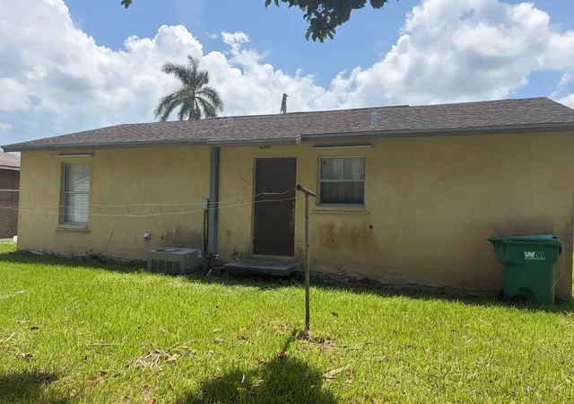 Photo 4 of Single family home for sale at 307 Seminole Ct, Pahokee, FL 33476 | MLS# B26068030 | Listing updated on 2026-10-01
