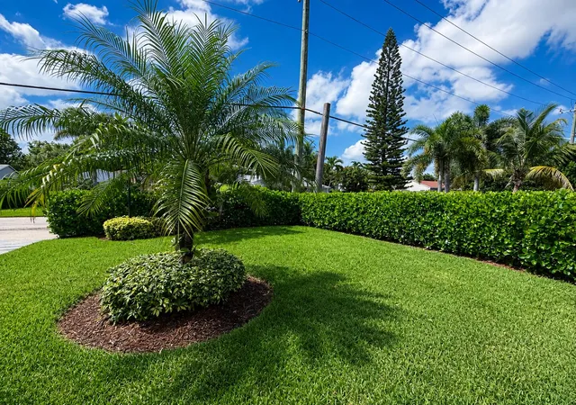 Photo 2 of Single family home for sale at 821 Hampton Rd, West Palm Beach, FL 33405 | MLS# B26068075 | Listing updated on 2026-10-08
