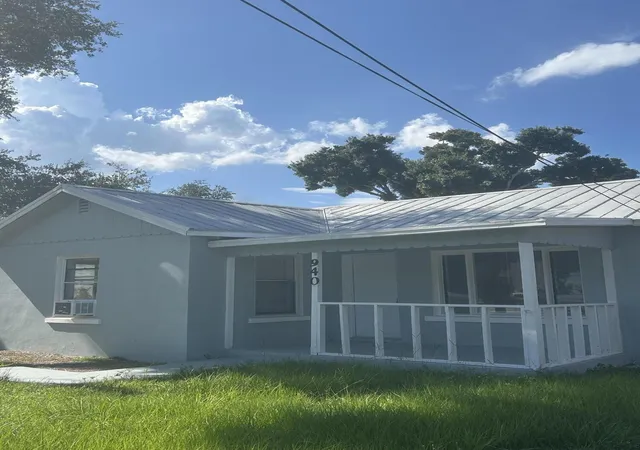 Photo 1 of Sale Pending at 940 19th St Sw, Vero Beach, FL 32960 | MLS# B26068190 | Listing updated on 2026-10-05
