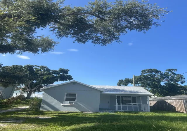 Photo 2 of Sale Pending at 940 19th St Sw, Vero Beach, FL 32960 | MLS# B26068190 | Listing updated on 2026-10-05