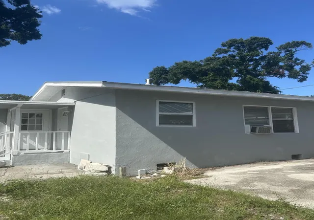 Photo 3 of Sale Pending at 940 19th St Sw, Vero Beach, FL 32960 | MLS# B26068190 | Listing updated on 2026-10-05