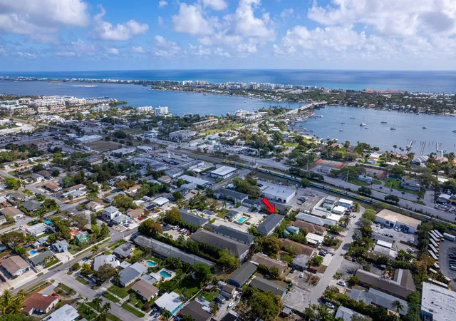 Townhouse for sale at 324 W Pine St #11, Lantana, FL 33462 | MLS# B26069284