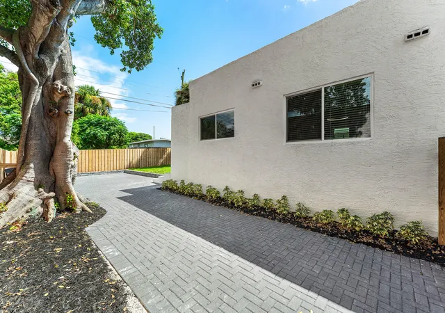 Photo 3 of Single family home for sale at 1150 W 25th St, Riviera Beach, FL 33404 | MLS# B26069720 | Listing updated on 2026-10-01