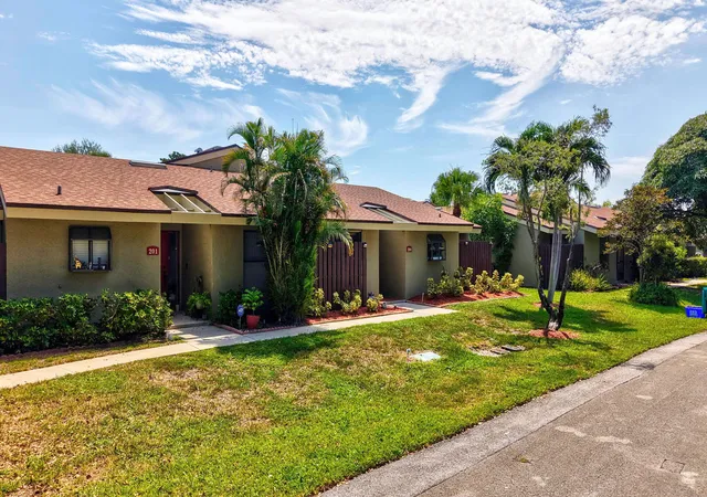 Photo 2 of Townhouse for sale at 204 Meadows Dr, Boynton Beach, FL 33436 | MLS# B26069769 | Listing updated on 2026-09-23