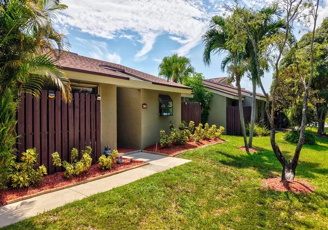 Photo 3 of Townhouse for sale at 204 Meadows Dr, Boynton Beach, FL 33436 | MLS# B26069769 | Listing updated on 2026-09-23