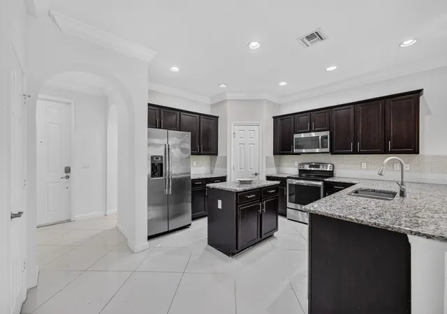 Photo 4 of Townhouse for sale at 10306 Wellington Parc Dr, Wellington, FL 33449 | MLS# B26069804 | Listing updated on 2026-10-08