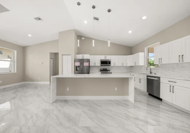 Photo 3 of Single family home for sale at 525 Glen Mar Cir, Sebring, FL 33876 | MLS# B26070256 | Listing updated on 2026-09-24