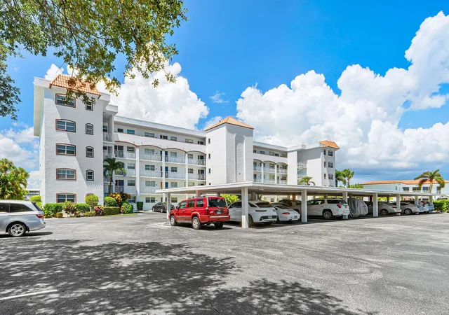 Listing Photo 2 - Condo for sale in building located at 29 Yacht Clb Dr, South Palm Beach, FL 33408 - Unit #304