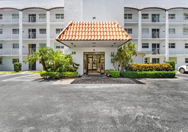 Listing Photo 3 - Condo for sale in building located at 29 Yacht Clb Dr, South Palm Beach, FL 33408 - Unit #304