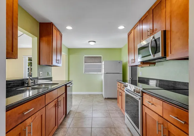 Photo 2 of Single family home for sale at 2016 Sw Golf Ln, Boynton Beach, FL 33426 | MLS# B26071358 | Listing updated on 2026-09-23