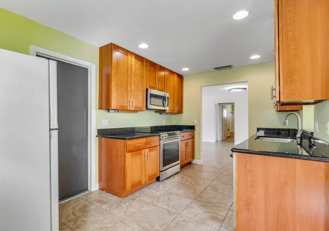 Photo 3 of Single family home for sale at 2016 Sw Golf Ln, Boynton Beach, FL 33426 | MLS# B26071358 | Listing updated on 2026-09-23