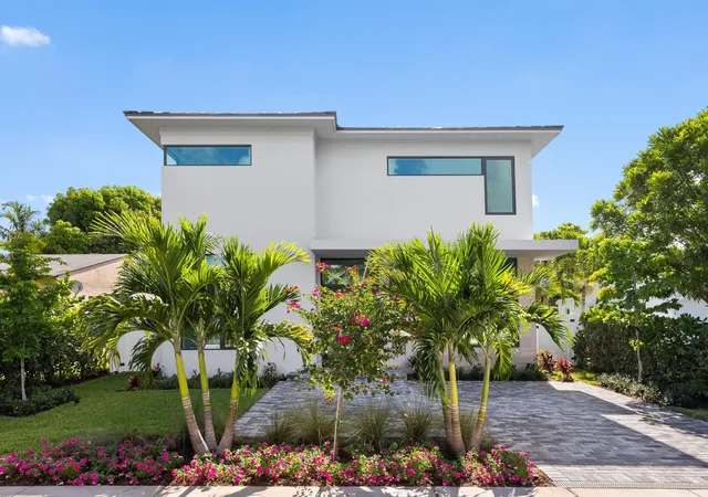 Single family home for sale at 827 SE 2nd Avenue, Delray Beach, FL 33483 | MLS# B26071658