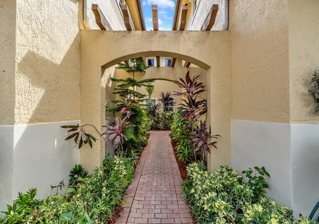 Photo 3 of Townhouse for sale at 5725 Nw 120th Avenue, Coral Springs, FL 33076 | MLS# B26071736 | Listing updated on 2026-10-09