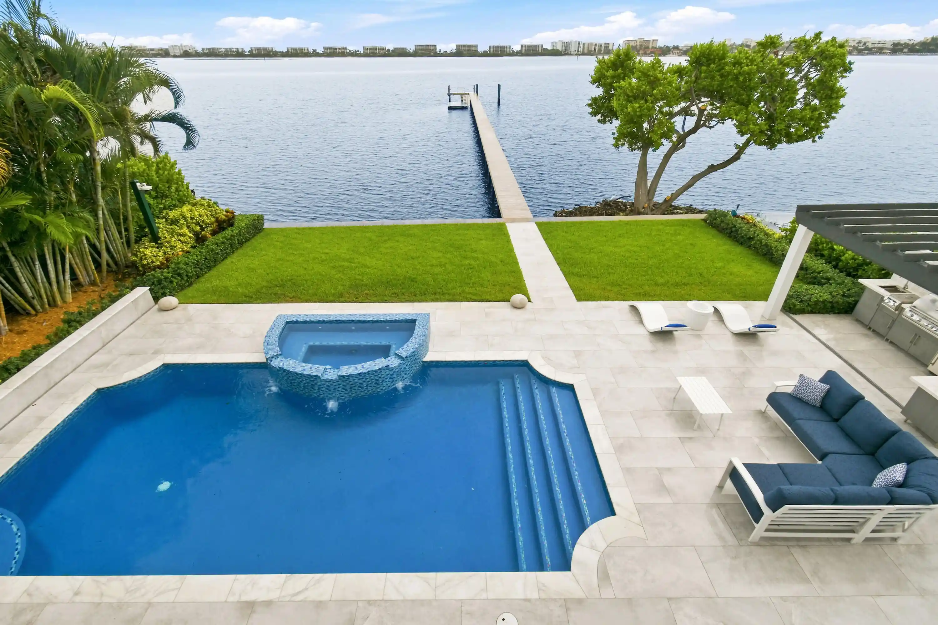 Single family home for sale at 3 Lakeside Palms Ct, Lake Worth Beach, FL 33460 | MLS# B26072185