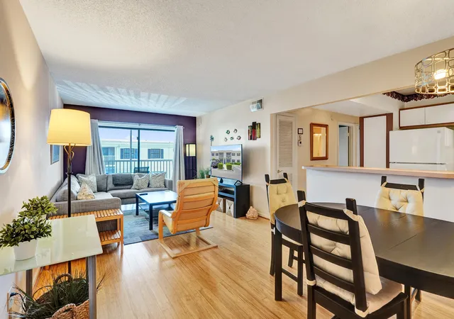 Listing Photo 4 - Condo for sale in building located at 160 Cypress Clb Dr, Pompano Beach, FL 33060 - Unit #630