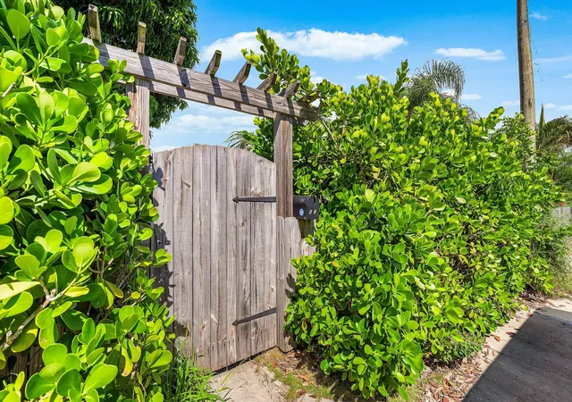 Photo 2 of Single family home for sale at 615 N L St, Lake Worth Beach, FL 33460 | MLS# B26073525 | Listing updated on 2026-09-23